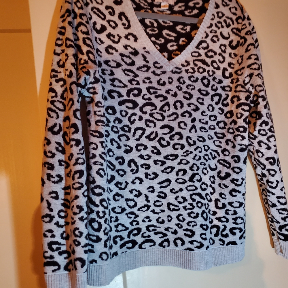 Croft & Barrow Black and Gray Animal Print V-Neck Sweater